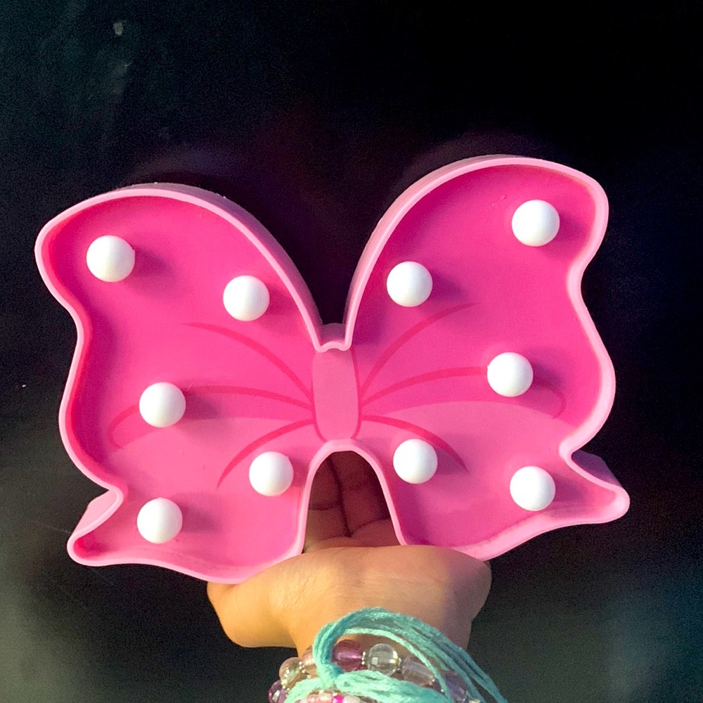 I’m selling a desk decorator for kids